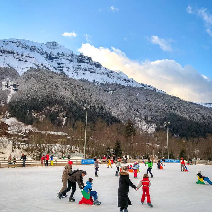 Patinoire en plein air des Contamines-Montjoie, au coeur des sommets