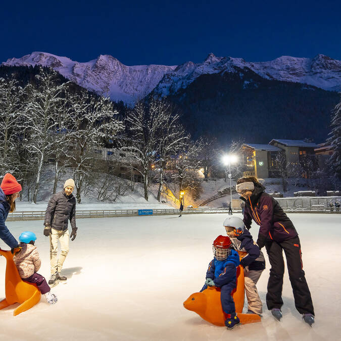 Patinoire en plein air des Contamines-Montjoie, au coeur des sommets